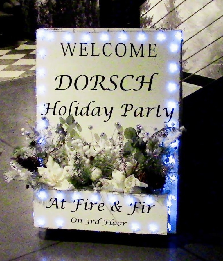 EventPartySign Wedding welcome sign with silk flowers at the bottom and star-shaped bright white lights around it